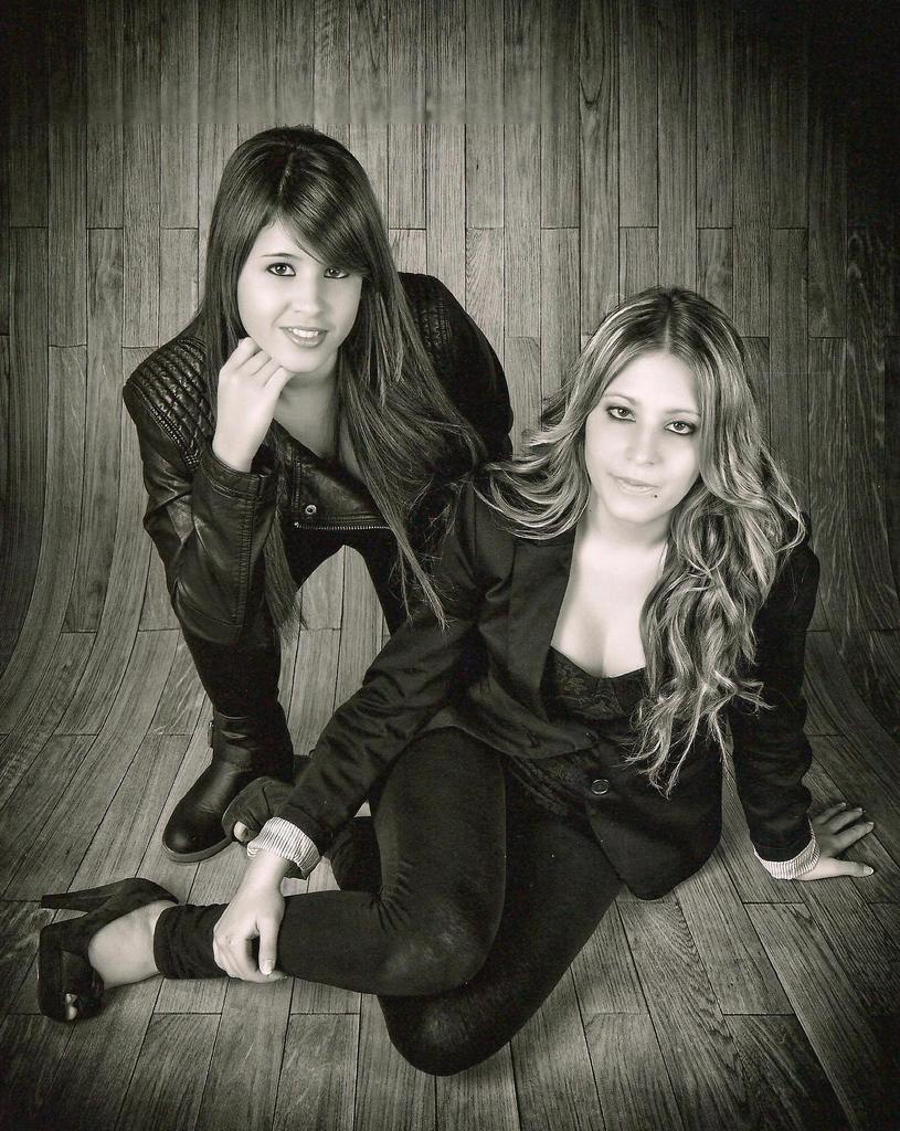 eveembun's tweet photo. Mi hermana. La niña k mas kiero!! aunk ella piense k no, la adoro!! #siemprejuntas :) @SariitaEmbun http://t.co/jIveWQdiP5