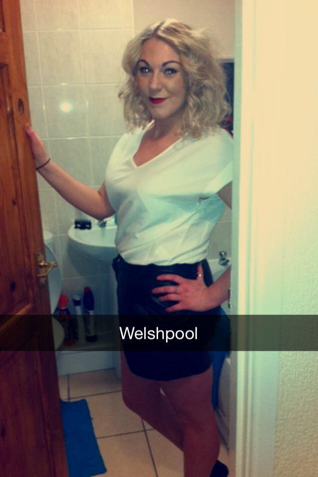 SamiiiPearce's tweet photo. #town #out #welshpool #leather #blonde #REDlippy #wob #pose #pout #ALCOHOL http://t.co/YGQ2LX7SeT