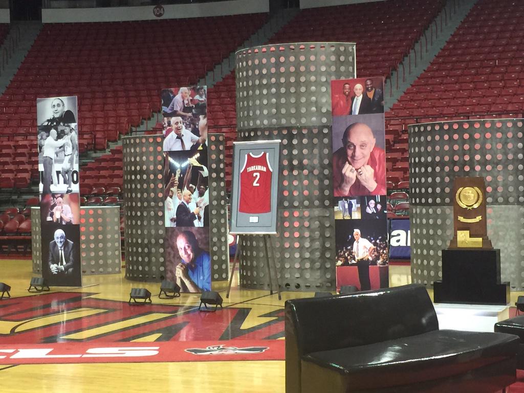 DimLights4Tark's tweet photo. Beautiful setup for today's Tark Tribute. Get over here! #TarkTheShark http://t.co/5uKCImAnlw