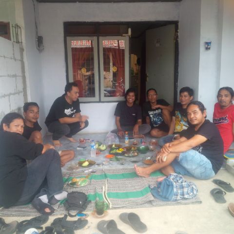 silaturahmi ke rumah <a href="/BekasiRockS/">Bekasi Rock Society</a> family ngopi santay selonjoran asooy