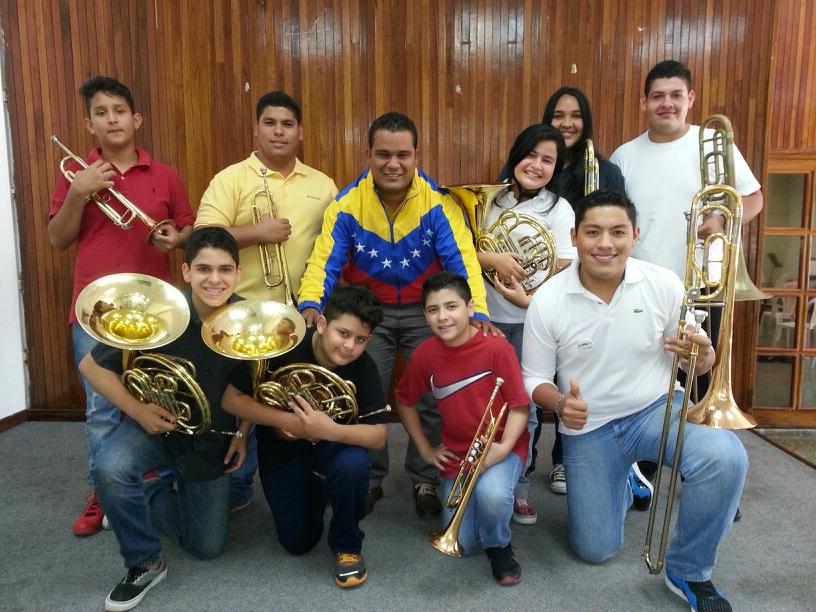 angelnava2's tweet photo. #ElSistemaCumple40 #metalesdelnucleocabimas #25F #clubdeportivolasalina @CabimasSinfonic @elsistema http://t.co/5Brt6x4kE0