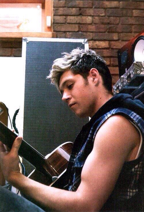 appreciationjh's tweet photo. NIALL'S BICEPS APPRECIATION TWEET http://t.co/EqDNVCnef4