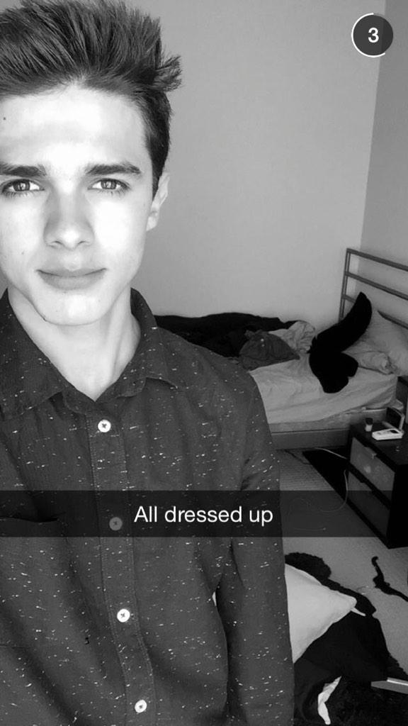 JenPatan's tweet image. Someone forgot to clean up their background💁  @BrentRivera