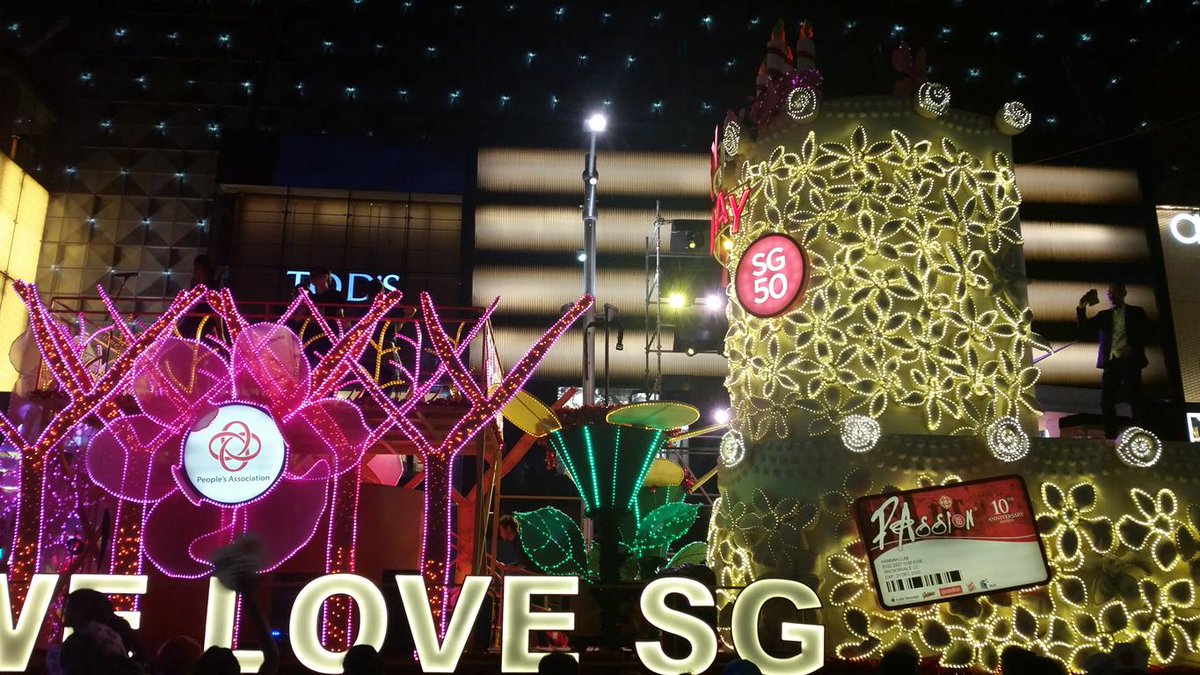 ChannelNewsAsia's tweet photo. VIDEO: #Chingay returned to Orchard Road last night, after 8 years http://t.co/gkbV2iZSTP #NightFiesta #Chingay2015 http://t.co/2oRZXuRmeV