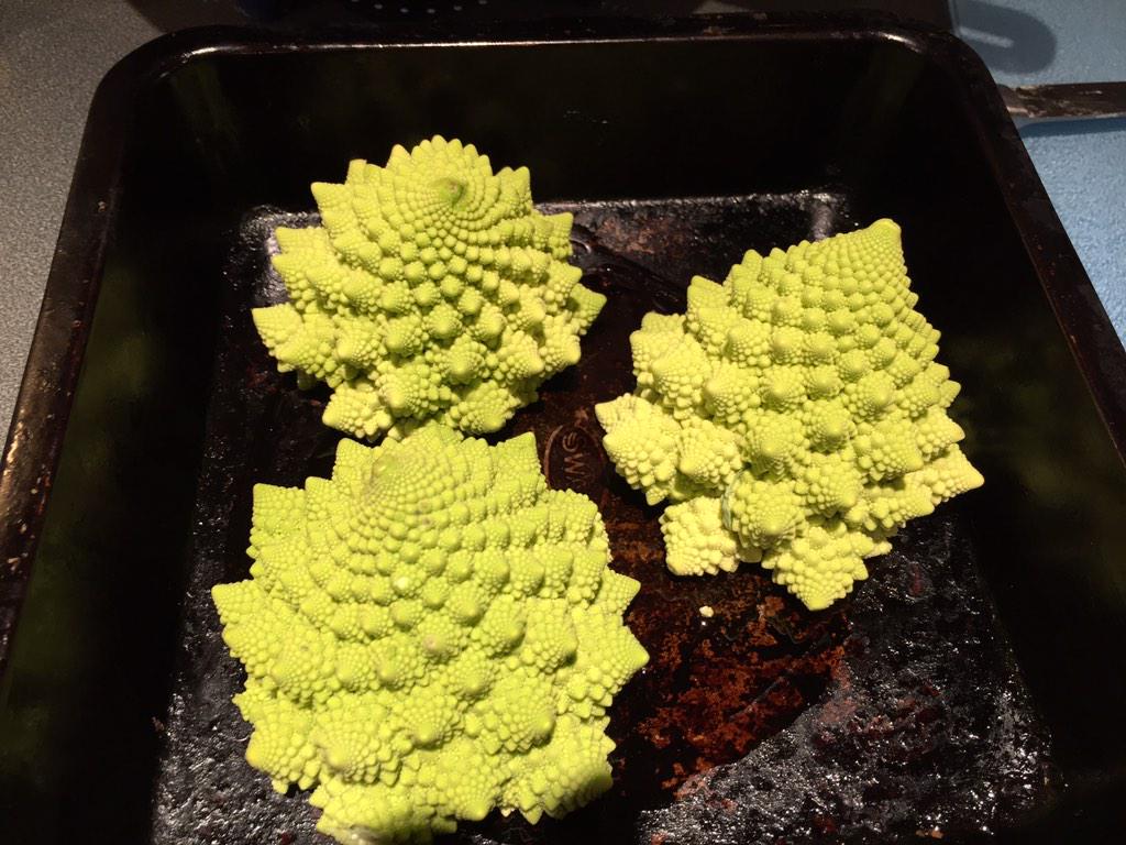 wtp1962's tweet image. #mathmatical #vegetable , curried #Romanesco , #roastbeef &amp;amp; #barolo @DemiCassiani @caralmberg @cabernetmark @alawine