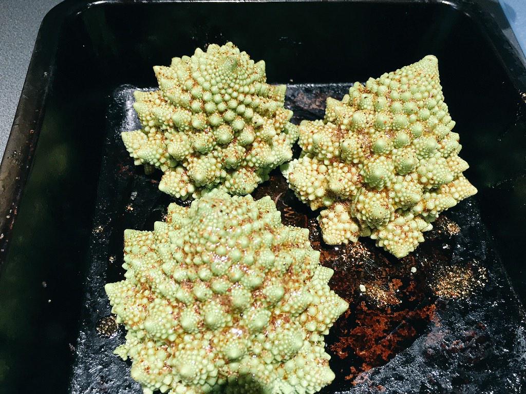 wtp1962's tweet image. #mathmatical #vegetable , curried #Romanesco , #roastbeef &amp;amp; #barolo @DemiCassiani @caralmberg @cabernetmark @alawine