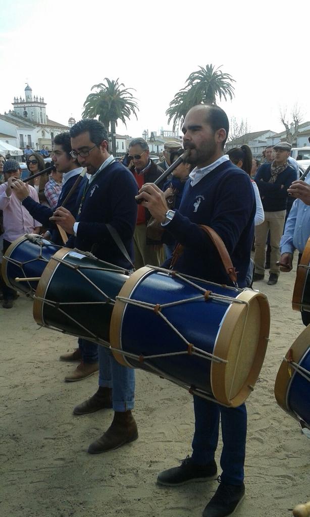TCJuanma's tweet photo. Disfrutando de la flauta y el tamboril #peregrinaciónHuelva15 http://t.co/Bci9sc7PJh