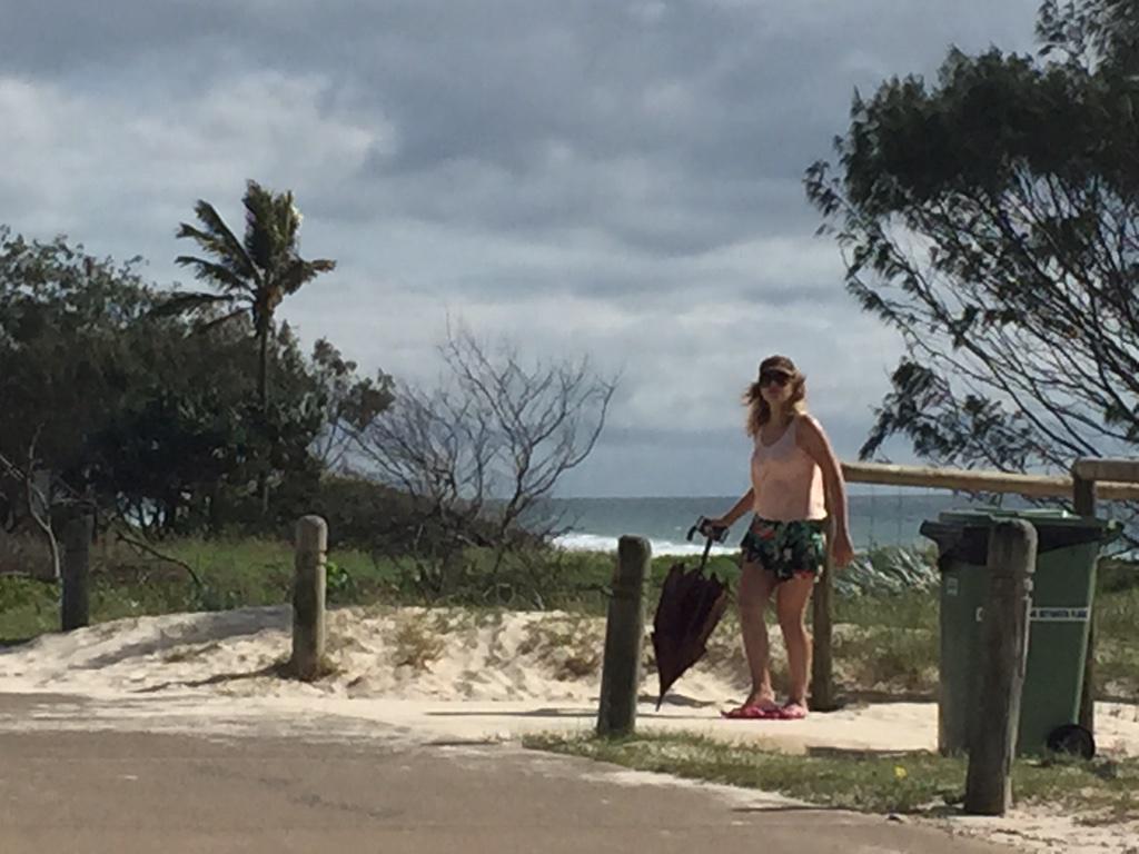 ColePhoenixNews's tweet photo. Actress/Artist #ColePhoenix loving her breezy walk on the white sand of Qld...! #paparazzi #PaparazziBlog http://t.co/91ljcsVZFX