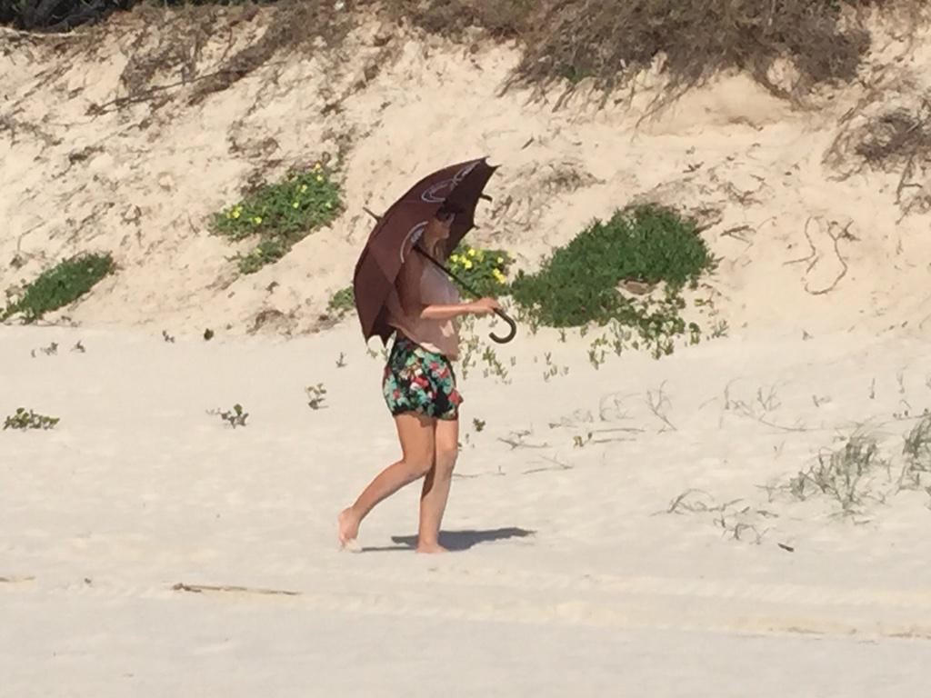 ColePhoenixNews's tweet photo. Actress/Artist #ColePhoenix loving her breezy walk on the white sand of Qld...! #paparazzi #PaparazziBlog http://t.co/91ljcsVZFX