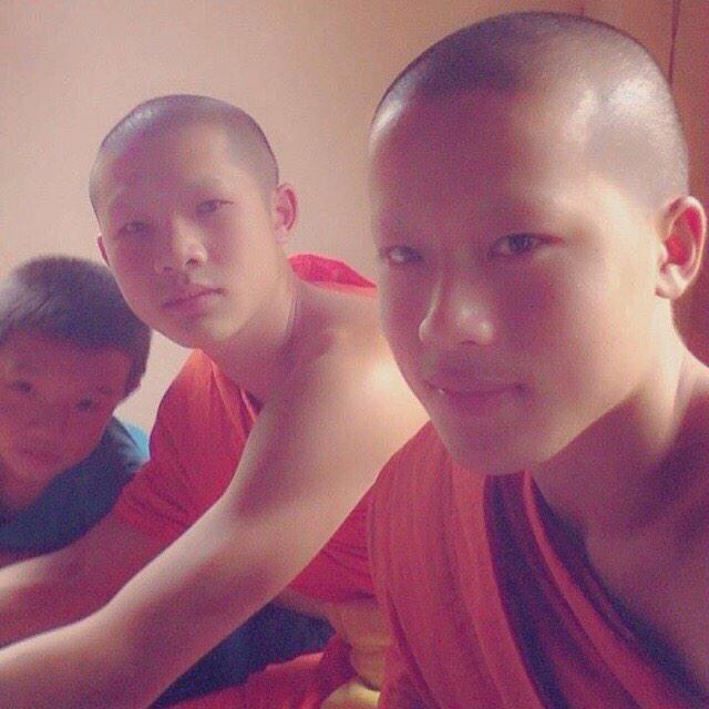jimmanio's tweet photo. อยากจะบวชเลยทีเดียว !¥£€#เณรลาว http://t.co/KlkLJMd9qO