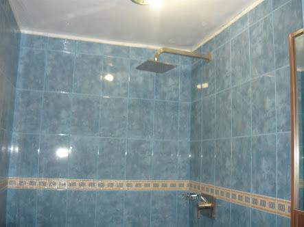 Aplica agua y vinagre partes iguales con atomizador en azulejos, espera 5min restriega  y mira como queda
#consejosCG