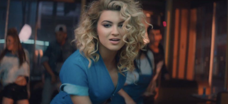 TeenVogue's tweet photo. Watch Tori Kelly Hijack a Diner and Throw a Dance Party In Her New Music Video: http://t.co/O4zZe9aLyb http://t.co/3NcIKP7UHB
