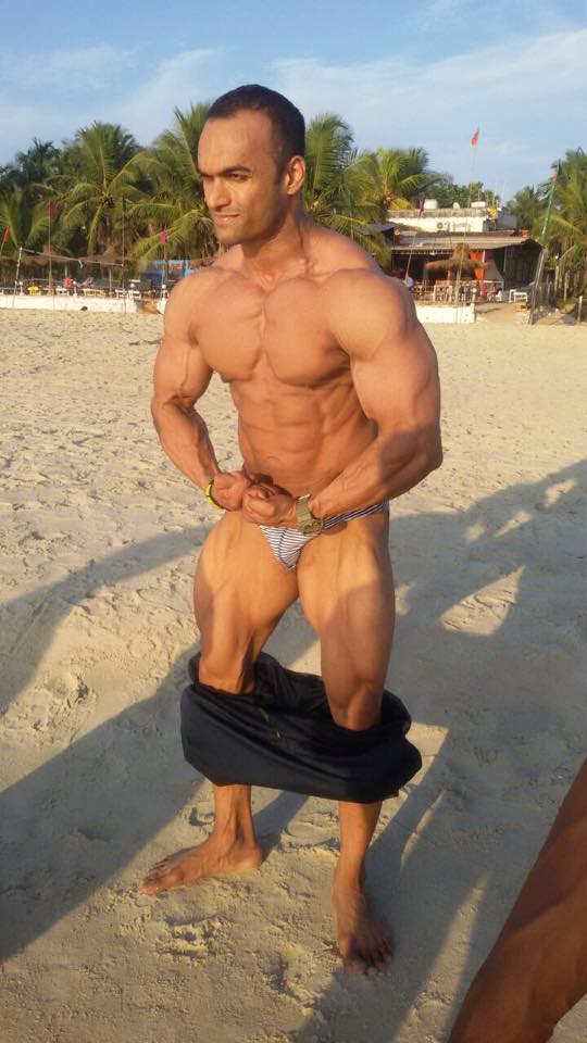 RoBodyBuilding's tweet photo. Pre competition tanning and a little #showoff #bodybuilding http://t.co/It5bupwyF6