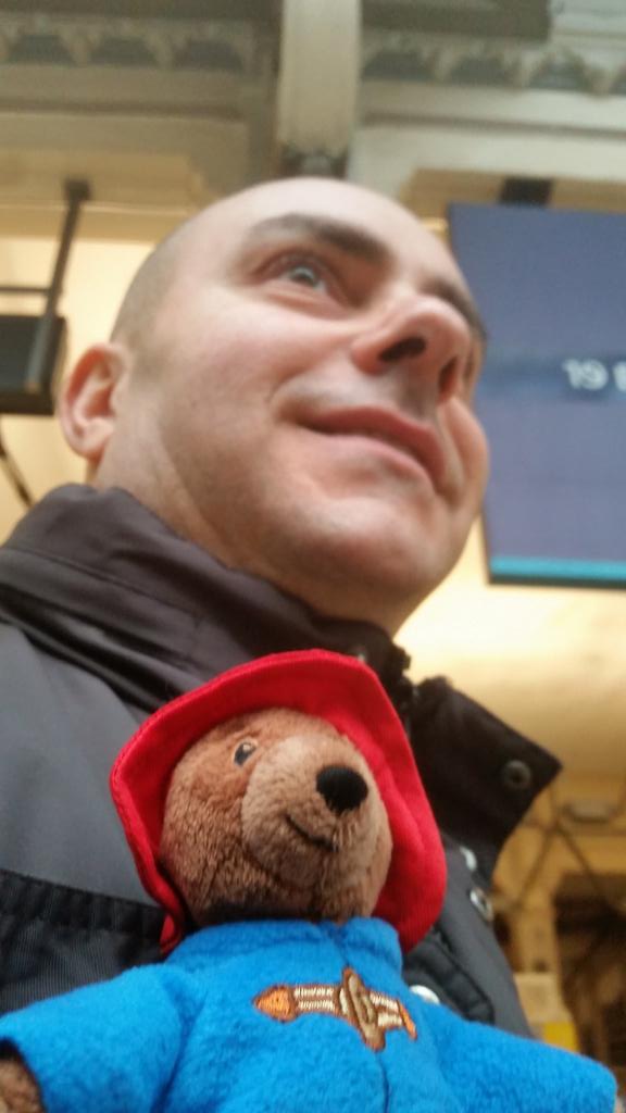 GIUBELLUA's tweet photo. #paddingtonsbritain Italian family and Paddington http://t.co/xRh55ZObud