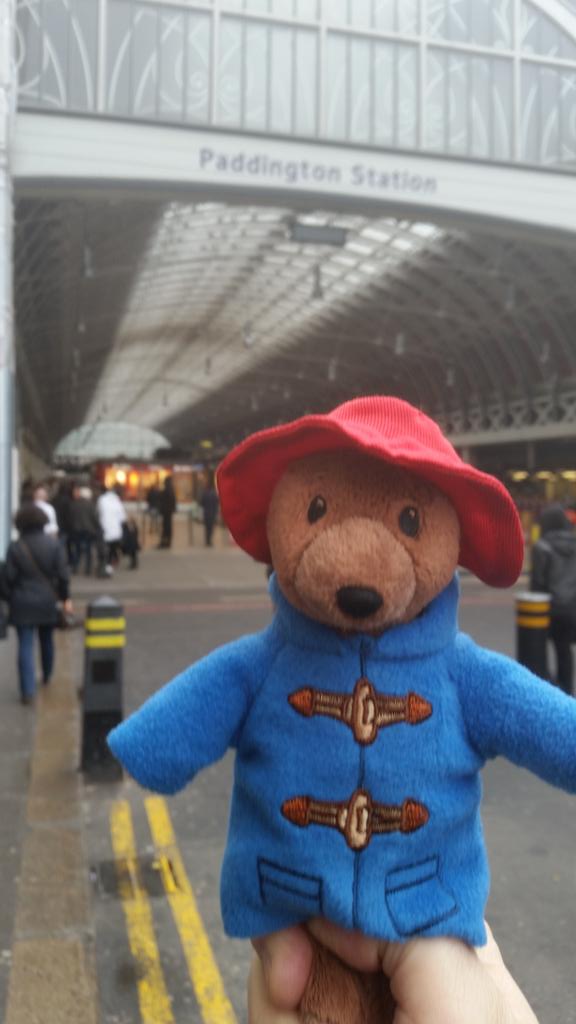 GIUBELLUA's tweet photo. #paddingtonsbritain Italian family and Paddington http://t.co/vZx9bUavOg