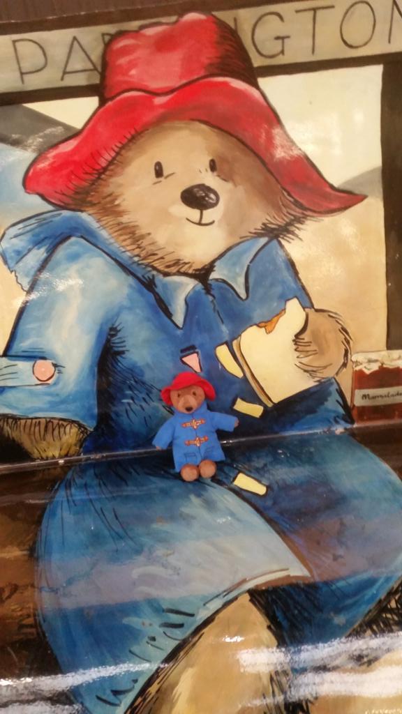 GIUBELLUA's tweet photo. #paddingtonsbritain Italian family and Paddington http://t.co/862BjApfkW