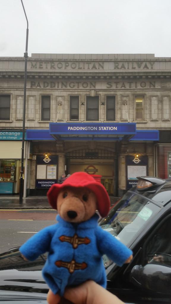 GIUBELLUA's tweet photo. #paddingtonsbritain Italian family and Paddington http://t.co/vZx9bUavOg
