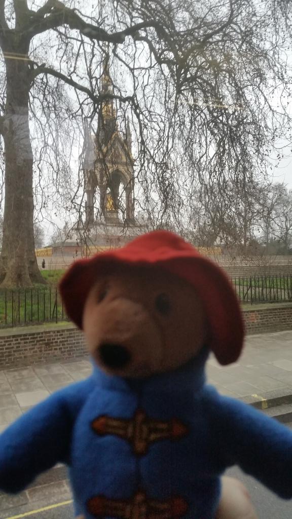 GIUBELLUA's tweet photo. #paddingtonsbritain Italian family and Paddington http://t.co/j5gD3n8GM1