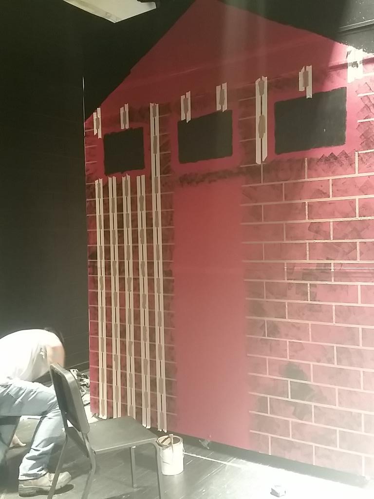 SVisGoingBLONDE's tweet photo. Putting on some of the final pieces on the set! It's all coming to a close with one more week left! This is it! 😍😍💕👜👡 http://t.co/lj0e8cpY5k