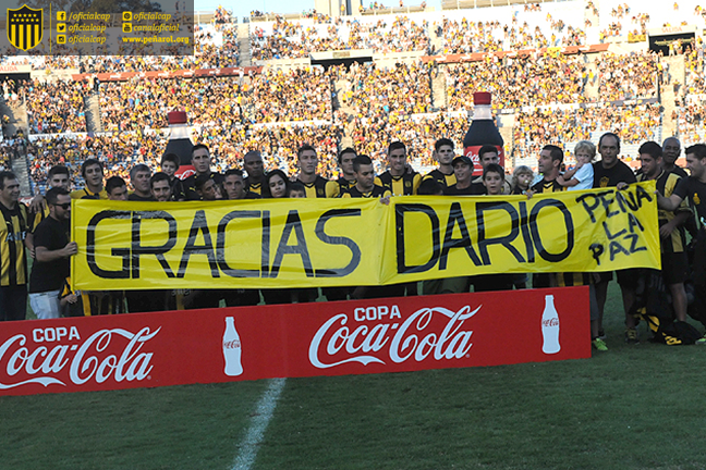 SimplementeT8NY's tweet photo. El plantel con una pancarta de la Peña @LAPAZCARBONERO "GRACIAS DARÍO".
@SimplementeT8NY http://t.co/kvMgmeb9g1