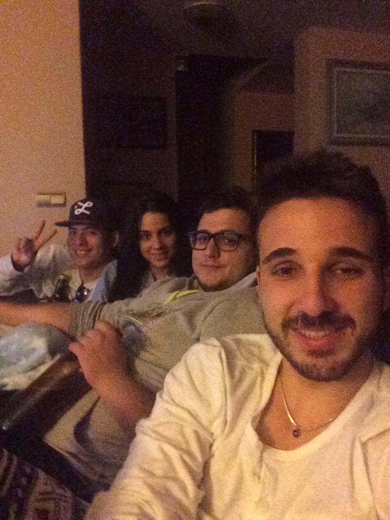 saramgilabert's tweet photo. "@AxelGonzalezz: Noche en buena compañia en casa de Lili y Marshall viendo #CuartoMilenio http://t.co/U62hBwYpCJ"
