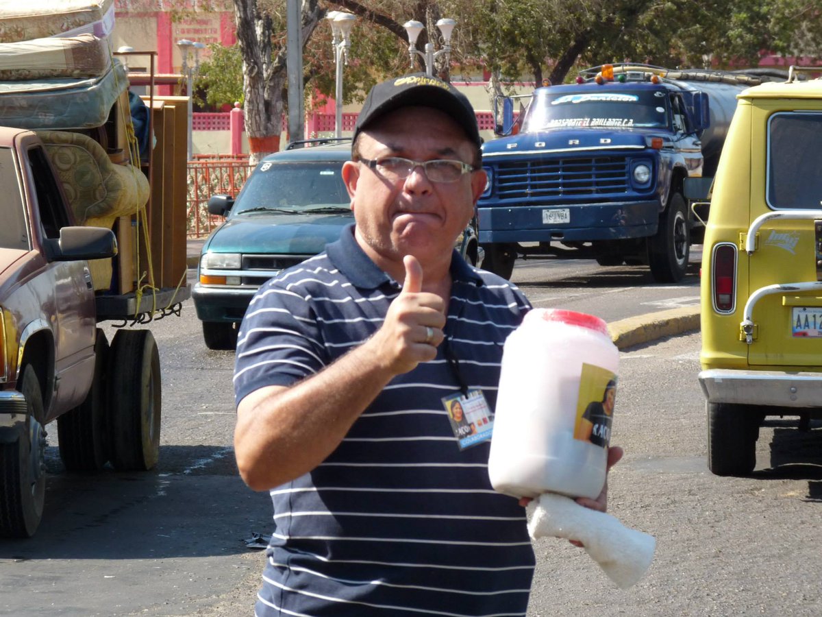 Tiamoraradio's tweet photo. Mucha gente participó y a pleno sol @Enriquitoquiroz @priscarlina @ramonsotou http://t.co/G99o0hS0jF