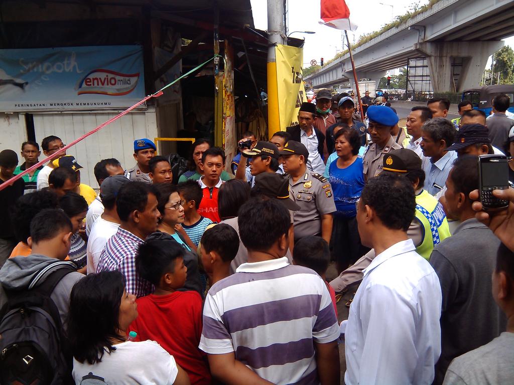 soepriadi23's tweet photo. Giat Pengamanan Unras di asrama polisi pesing kedoya sit kondusif (KJ107)@ResJakbar @TMCPoldaMetro http://t.co/ioM4urDBrd