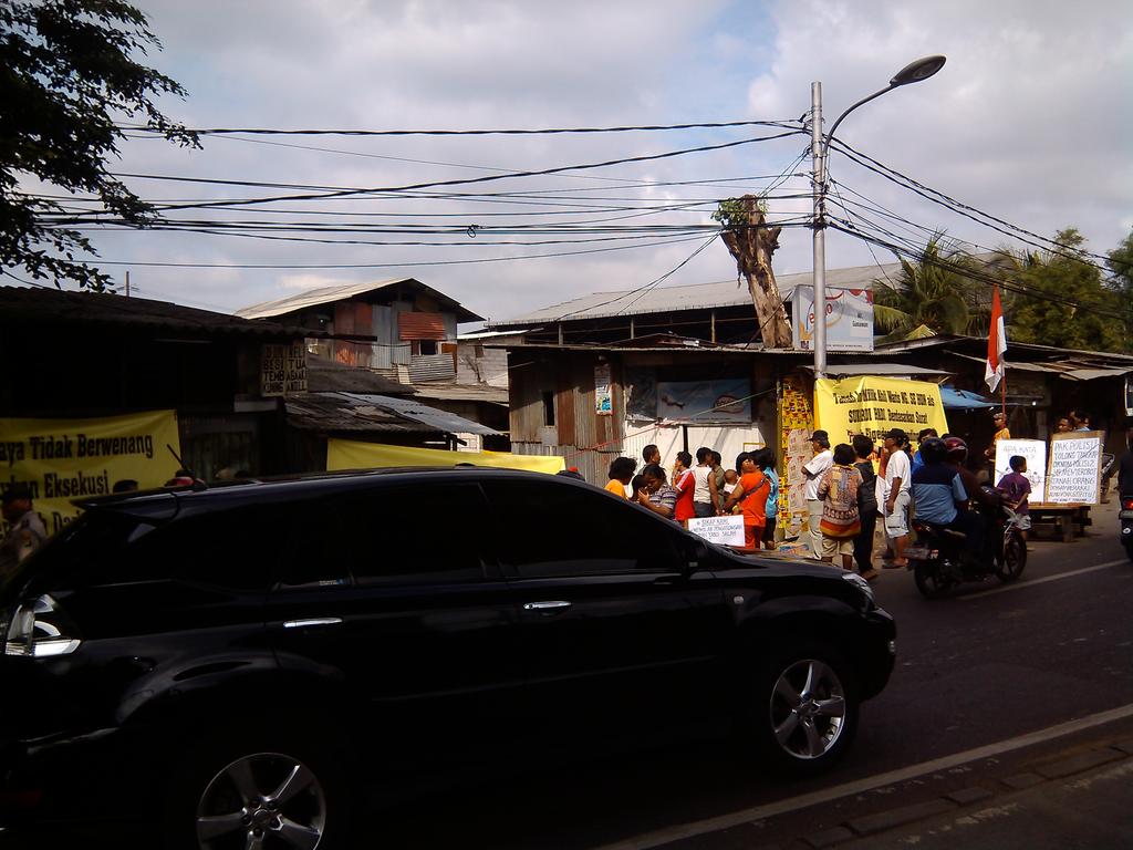 soepriadi23's tweet photo. Giat Pengamanan Unras di asrama polisi pesing kedoya sit kondusif (KJ107)@ResJakbar @TMCPoldaMetro http://t.co/ioM4urDBrd
