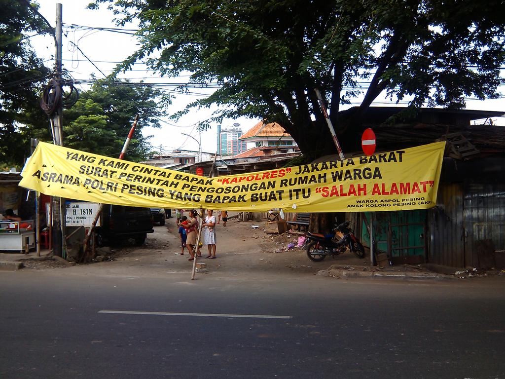 soepriadi23's tweet photo. Giat Pengamanan Unras di asrama polisi pesing kedoya sit kondusif (KJ107)@ResJakbar @TMCPoldaMetro http://t.co/ioM4urDBrd