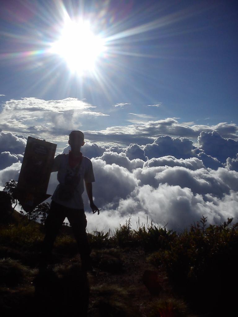 infopendaki's tweet photo. RT @TohaSugesstion: siluetnya merbabu #kentengsongo http://t.co/FuSMkF7bri