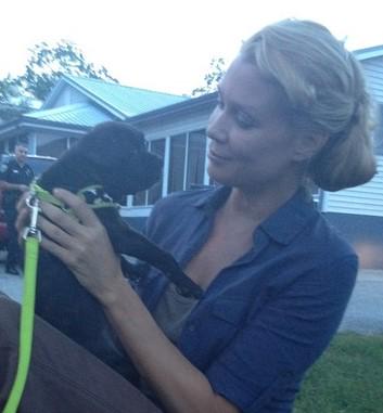 walkerdude13's tweet photo. What's missing from #TWDAlexandria @Laurie_Holden & this puppy having the cutest staring contest ever ;) #want2goback http://t.co/5YbWxuTmSi