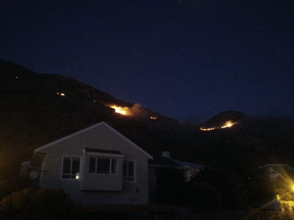 WineLobster's tweet image. #lakesidefire #muizenbergfire still burning strong... Slowly creeping down to houses... against the wind.