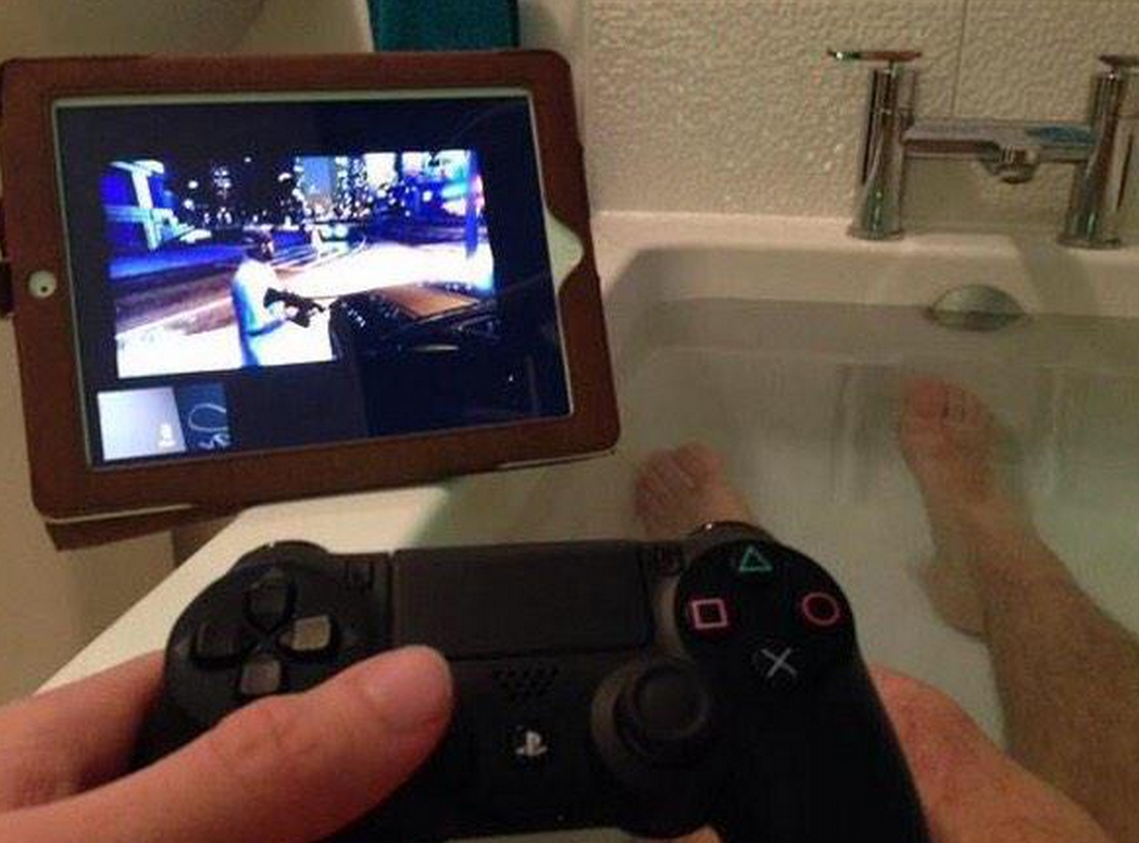 MensHumor's tweet image. HE FACETIMED HIS PLAYSTATION SO HE COULD PLAY IT WHILE TAKING A BATH!!! THIS DUDE IS THE FUTURE!!!