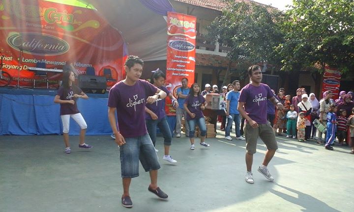 Cliquers_uCks's tweet photo. Goyang Dumang uCKS @rasikasemarang @UNGU_Tweet @UnguQ_ @Freemanholic1 @enda_zara http://t.co/JJiuYodeOw