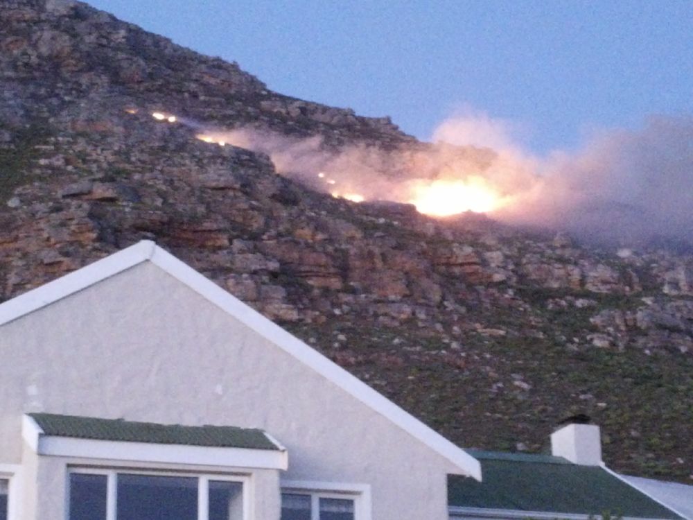 WineLobster's tweet image. #lakesidefire #muizenbergfire - wind has picked up... fire getting stronger.
