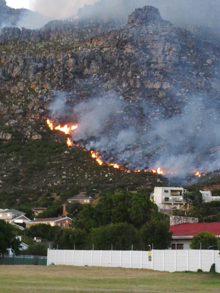 WineLobster's tweet image. #lakesidefire Creeping down towards Lakeside...