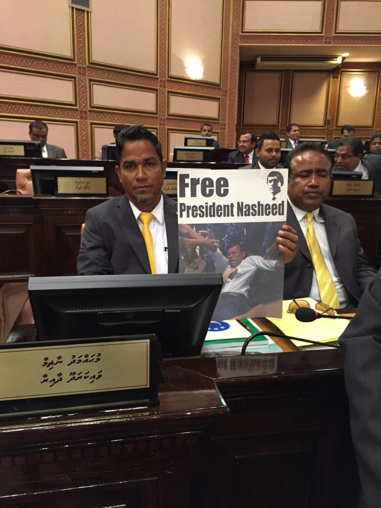 waappey's tweet photo. Riyaasee bayaan ivvumaai dhekolhah.
#VaiaradhooDhaairaa #MPnazim @aliaazim 
#KKBK #NasheedUnderArrest http://t.co/wuUmB61wyR