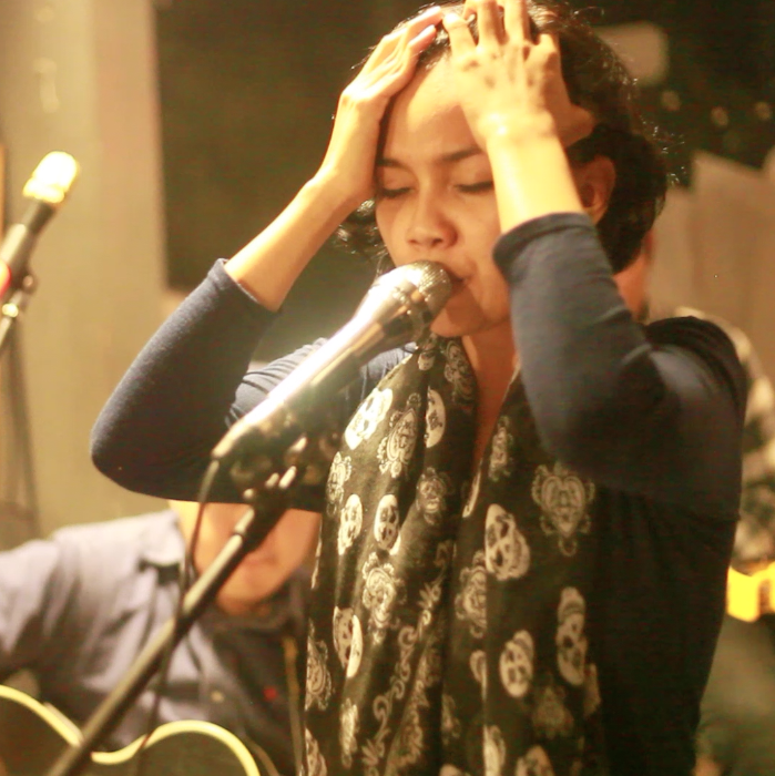 LaniEleonora's tweet photo. Whoa! Thank you! :') "@AkustikAsik: Miss Lani from "Lani and The Bees" seemed really into the song! #ThankYouTokove http://t.co/etLroabLFW"