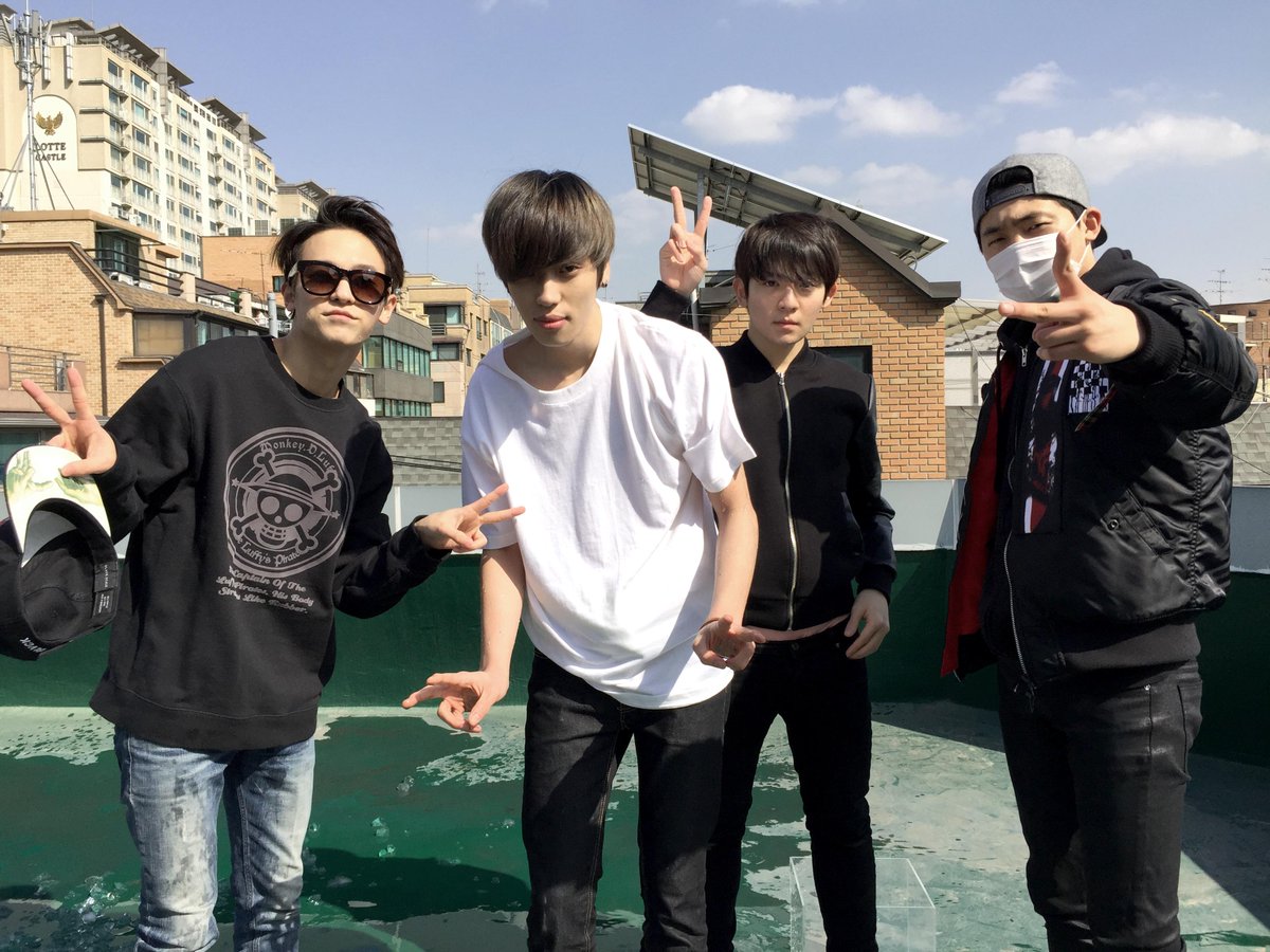 #니엘 의 #못된여자 1위 공약! <엘조 형과 옥상에서 얼음물로 등목하기> 다들 기다리고 계셨나요? 차가운 얼음물이였지만 기쁜마음으로 할 수 있었습니다! 응원해주신 모든 분들 감사합니다!