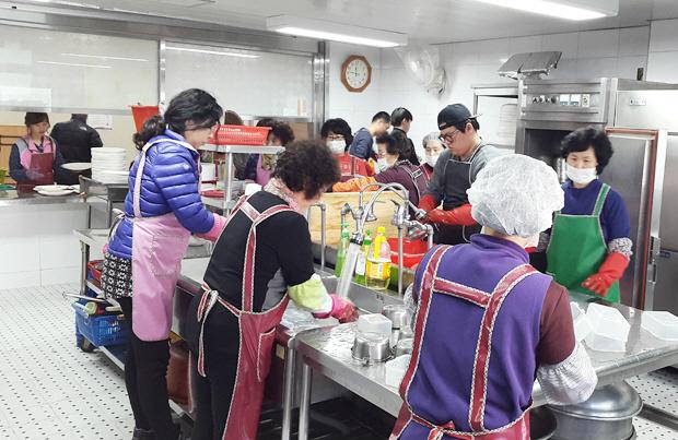아가페봉사단과 함께 3. 2. 안동종합복지관에서 배식과 설겆이 등 봉사활동을 실시하였습니다.