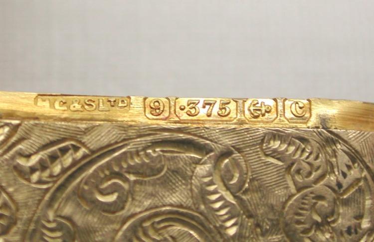 item.taobao.com/item.htm?id=43…

收藏的几十件古董金银器中，这件 1902 年英国权贵使用的 9K 实金雕花火柴盒是我的最爱（没有之一）。

这件宝贝有实力接手的恐怕不多，挂在淘宝上权当展示吧。