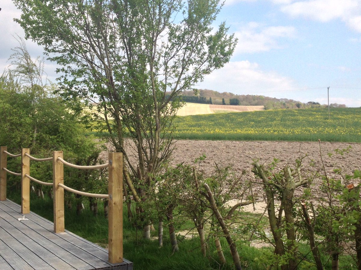chilternsview's tweet photo. You cant beat this view on a sunny day, sit back, relax and enjoy a nice glass of wine. http://t.co/lnN9FsphoI