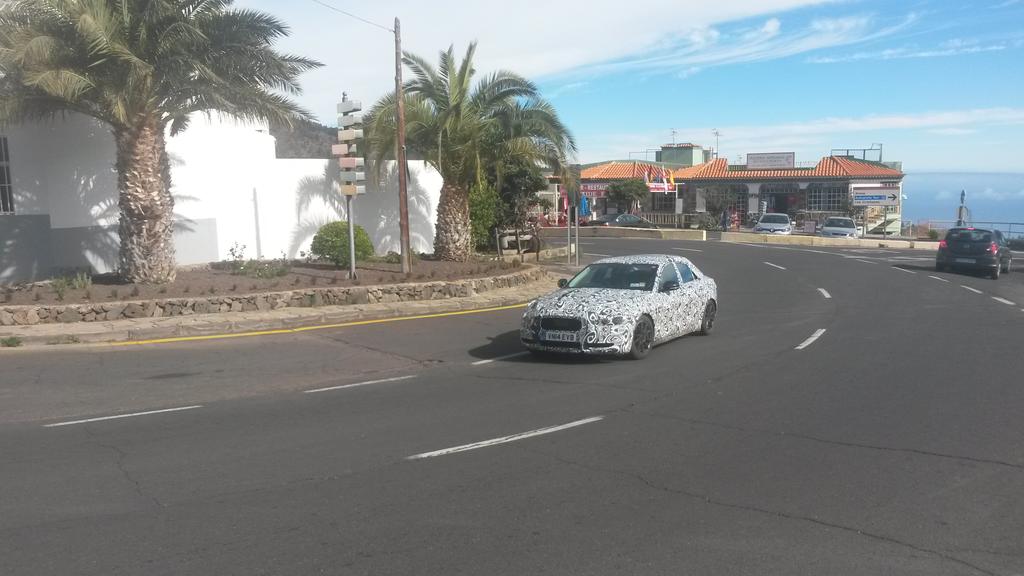 Deze auto kwam ik tegen op Tenerife. Weten jullie al welk model dit is? <a href="/AutoWeek/">AutoWeek</a>