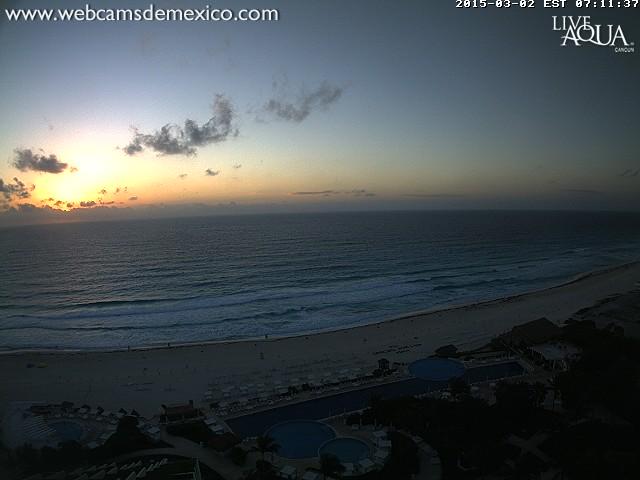dianas156's tweet photo. "@webcamsdemexico: Amanece en este momento en #Cancún #QuintanaRoo. Primer lunes de marzo 2015. http://t.co/G1ZjBZYXh1" Ya quiero irrr!!!