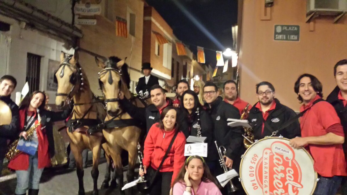 xarangacarrero's tweet photo. Disfrutando la tarde del sábado con la cabalgata de disfraces de Torrente con la Falla Santa Lucia http://t.co/Zdln86c0ma
