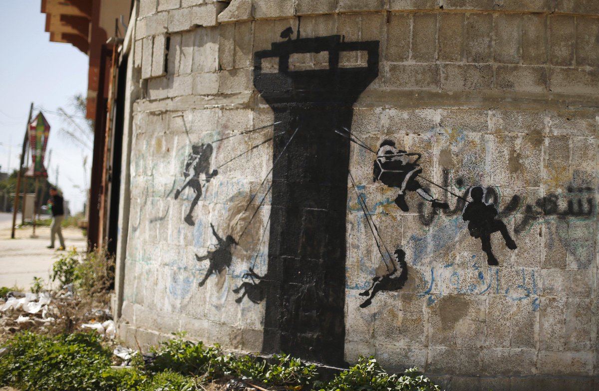 #Banksy is de afgelopen week gespot in de Gazastrook. Hij maakte kunstwerken op restanten van gebouwen.