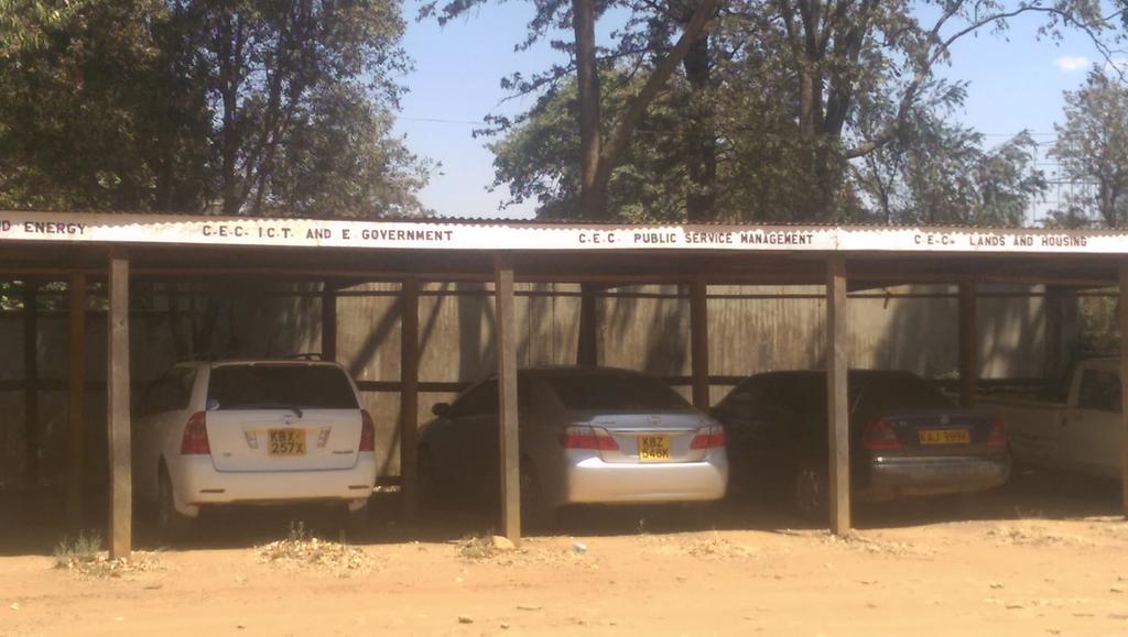 UtuNaUzalendoKE's tweet photo. What does car u drive say about u? Vehicles belonging to #EldoretCounty Executives #MaskaniOnTheRoad #MaskaniEldoret http://t.co/THRdULfJaC