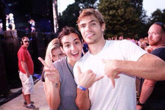 5thWaveUpdates's tweet image. Alex &amp;amp; a friend at a concert... 
I see Chloë photobombing 😹