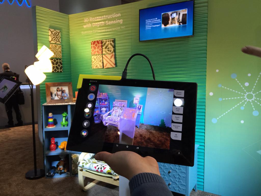 microsiervos's tweet photo. Prototipo de cámara de profundidad que convierte el tablet en un escáner 3D - Vuforia de Qualcomm #MWC15 http://t.co/XKLynu7WTQ