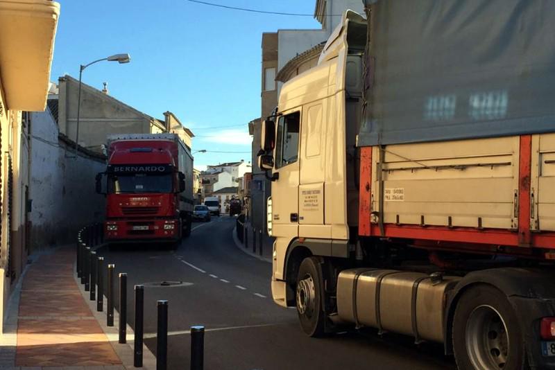 cronicalaroda's tweet photo. Más de 600.000 euros para esto http://t.co/L9fsubnd3q Esta imagen de la calle Cervantes enciende las redes sociales http://t.co/ZcbMPEY2WN